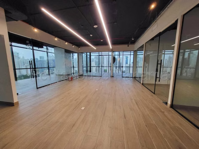 Oficina Comercial en Alquiler en Calle 50 JG