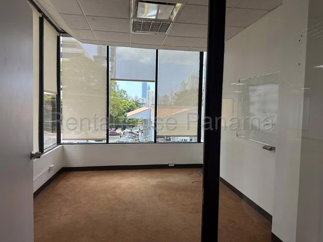 Oficina Comercial en Alquiler enObarrio JG