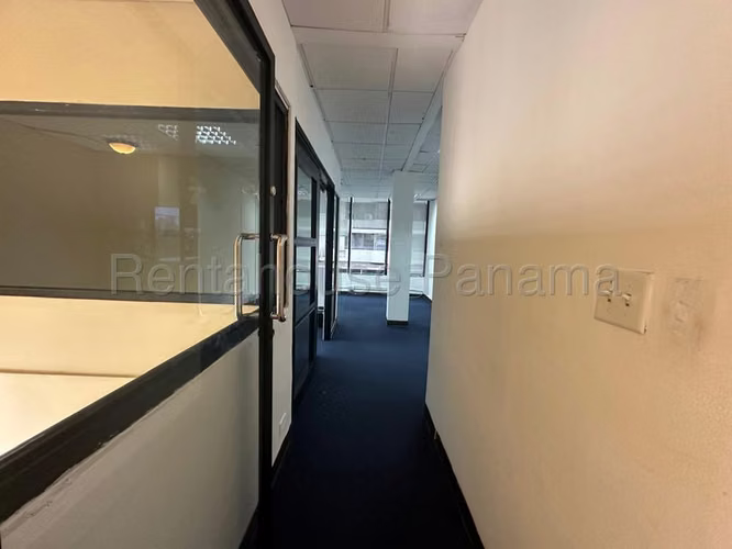 Oficina Comercial en Alquiler enObarrio JG