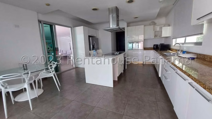 Venta de hermosa casa de 2 niveles de 750m² frente al mar en Gorgona - Chame 26JSS5699