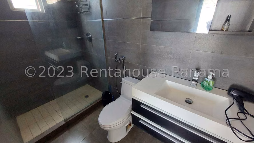 Venta de hermosa casa de 2 niveles de 750m² frente al mar en Gorgona - Chame 26JSS5699