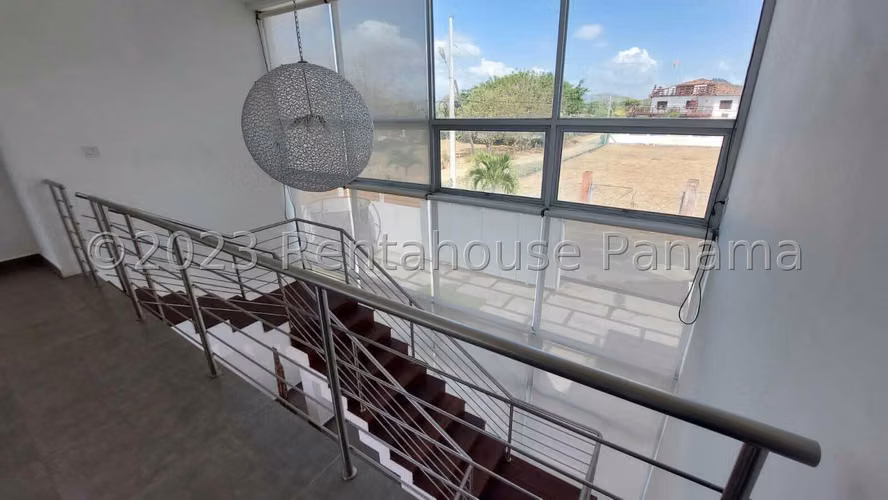 Venta de hermosa casa de 2 niveles de 750m² frente al mar en Gorgona - Chame 26JSS5699