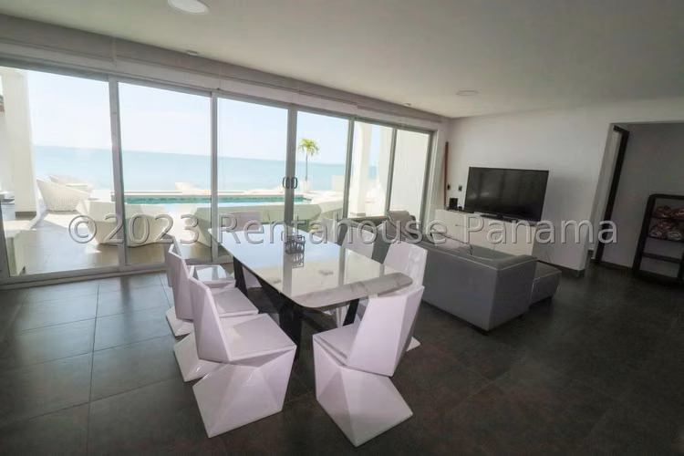 Venta de hermosa casa de 2 niveles de 750m² frente al mar en Gorgona - Chame 26JSS5699