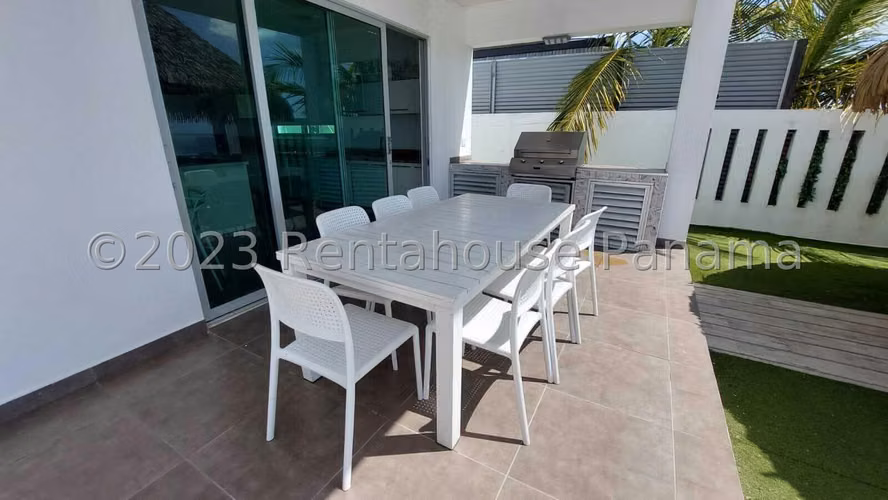 Venta de hermosa casa de 2 niveles de 750m² frente al mar en Gorgona - Chame 26JSS5699