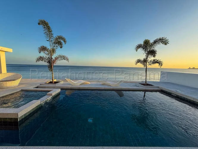 Venta de hermosa casa de 2 niveles de 750m² frente al mar en Gorgona - Chame 26JSS5699