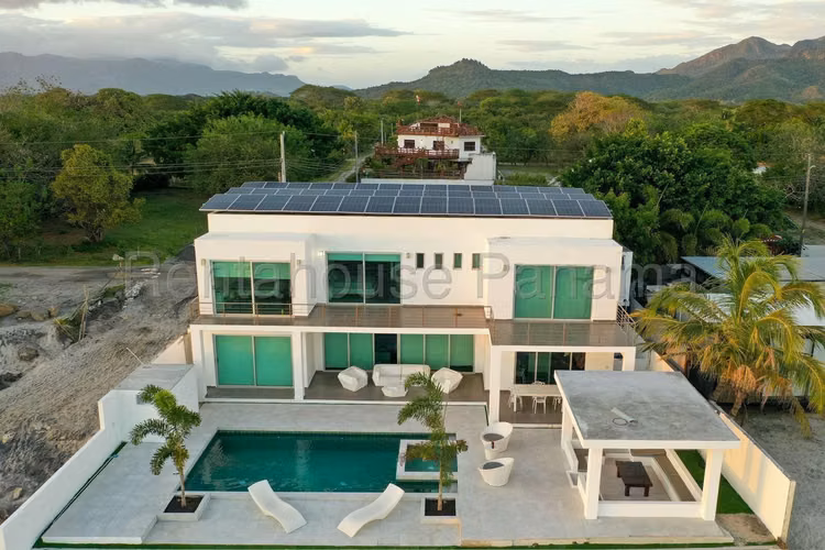 For Sale: Beautiful 750 m² Two-Story Beachfront House in Gorgona - Chame | 26JSS5699