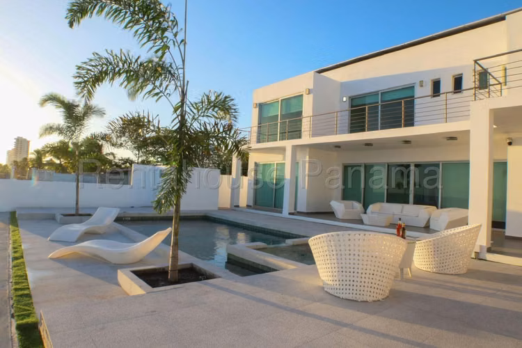 Venta de hermosa casa de 2 niveles de 750m² frente al mar en Gorgona - Chame 26JSS5699