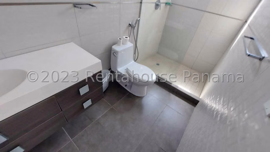 Venta de hermosa casa de 2 niveles de 750m² frente al mar en Gorgona - Chame 26JSS5699
