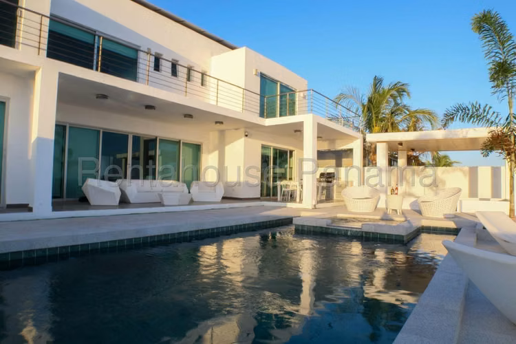 Venta de hermosa casa de 2 niveles de 750m² frente al mar en Gorgona - Chame 26JSS5699