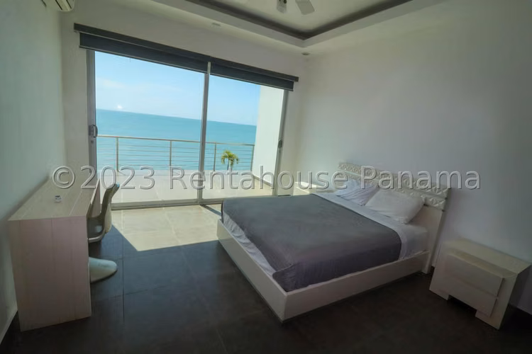 Venta de hermosa casa de 2 niveles de 750m² frente al mar en Gorgona - Chame 26JSS5699