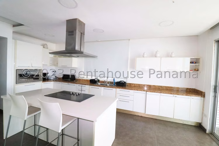 Venta de hermosa casa de 2 niveles de 750m² frente al mar en Gorgona - Chame 26JSS5699