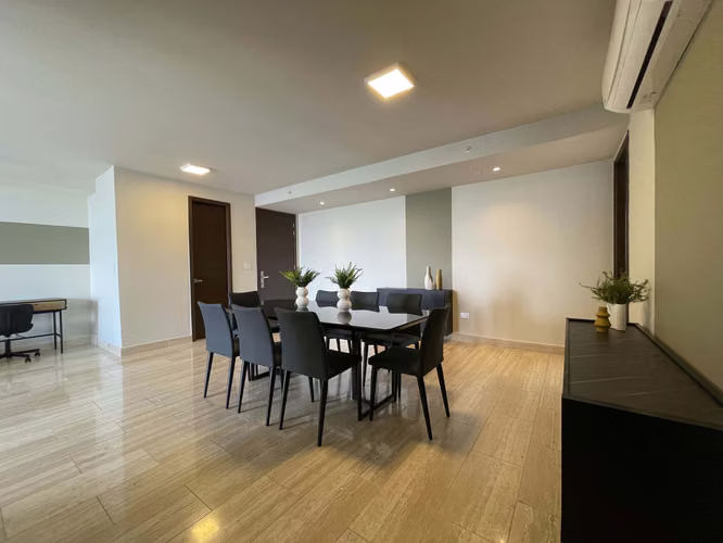 Venta de Amplio Apartamento en  The Regent, Costa del Este