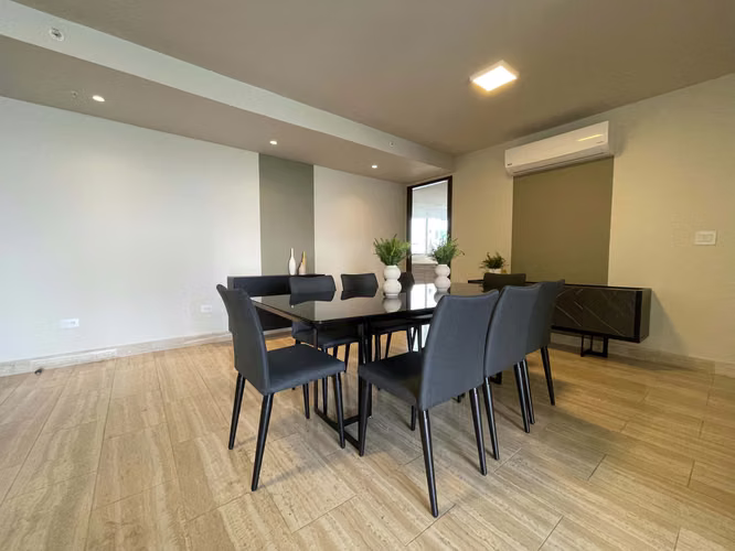 Venta de Amplio Apartamento en  The Regent, Costa del Este