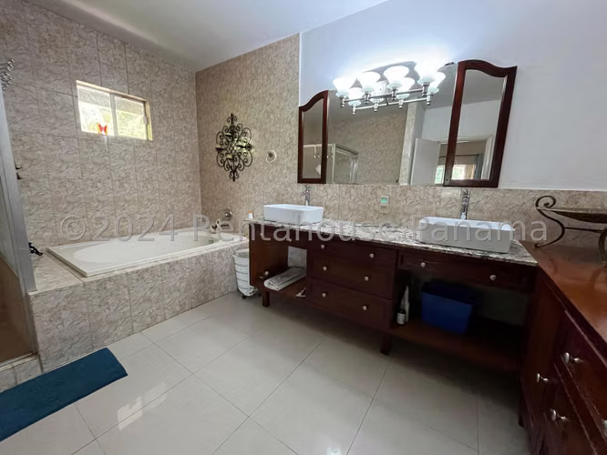 VENTA DE CASA EN LAS CUMBRES MCD24-8942