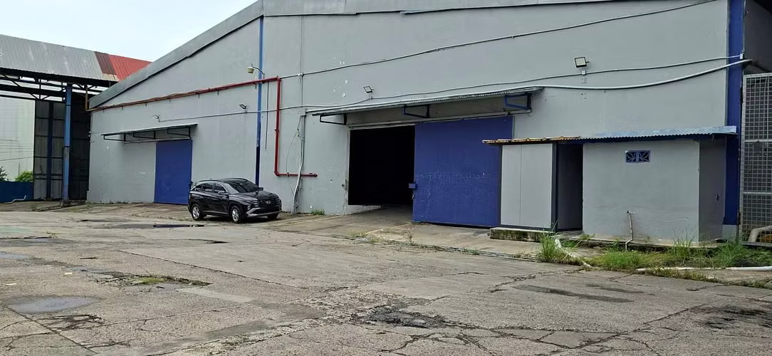 Alquiler de  Galera 1400m2 en Milla 8