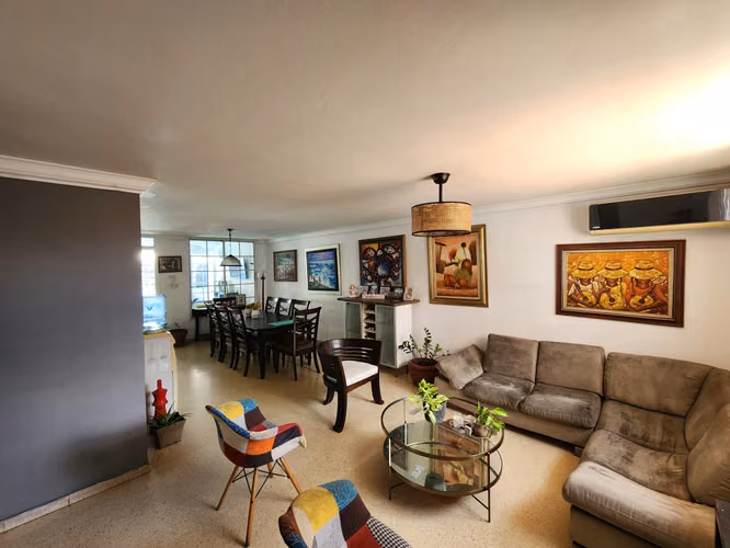 Venta de Casa en Altos de Panamá con Terraza y Excelente Ubicación
