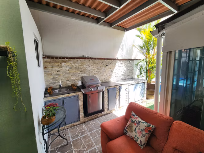 Venta de Casa en Altos de Panamá con Terraza y Excelente Ubicación