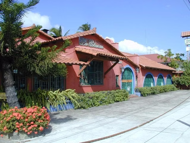 San Francisco Casa de uso comercial VENTA. Lote 750m2 Adecuada para restaurant. Posada.