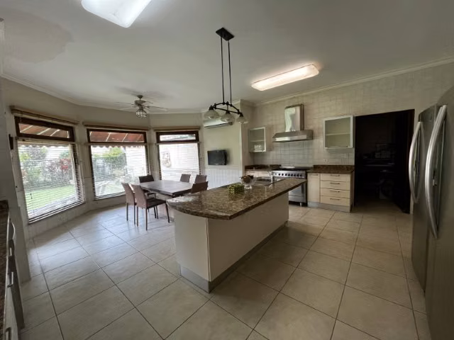 Casa en Camino de Cruces de 2 niveles con amplio jardin (venta)