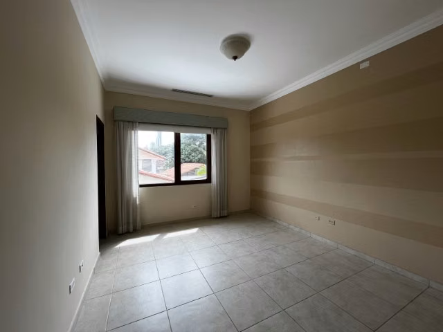 Casa en Camino de Cruces de 2 niveles con amplio jardin (venta)