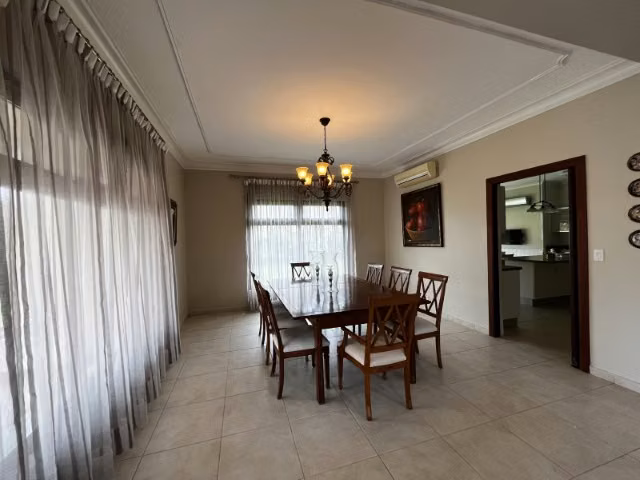 Casa en Camino de Cruces de 2 niveles con amplio jardin (venta)