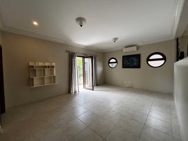 Casa en Camino de Cruces de 2 niveles con amplio jardin (venta)
