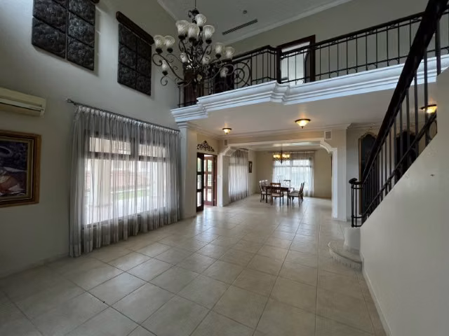 Casa en Camino de Cruces de 2 niveles con amplio jardin (venta)