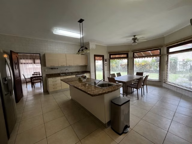 Casa en Camino de Cruces de 2 niveles con amplio jardin (venta)