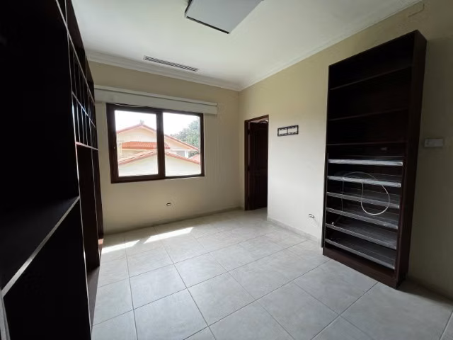 Casa en Camino de Cruces de 2 niveles con amplio jardin (venta)