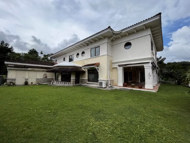 Casa en Camino de Cruces de 2 niveles con amplio jardin (venta)