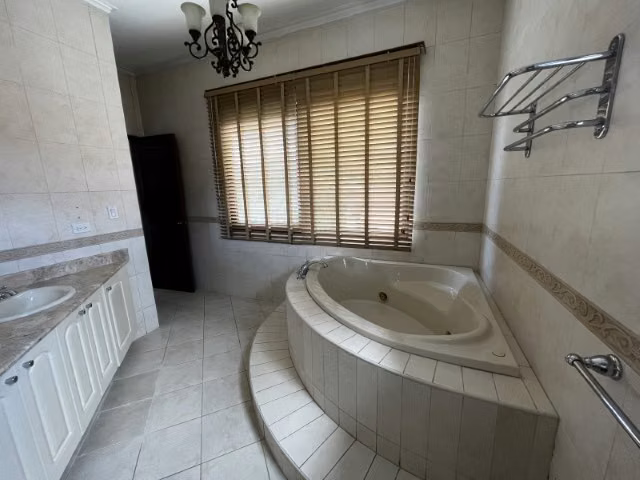 Casa en Camino de Cruces de 2 niveles con amplio jardin (venta)