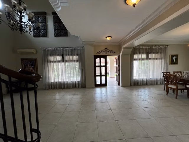 Casa en Camino de Cruces de 2 niveles con amplio jardin (venta)