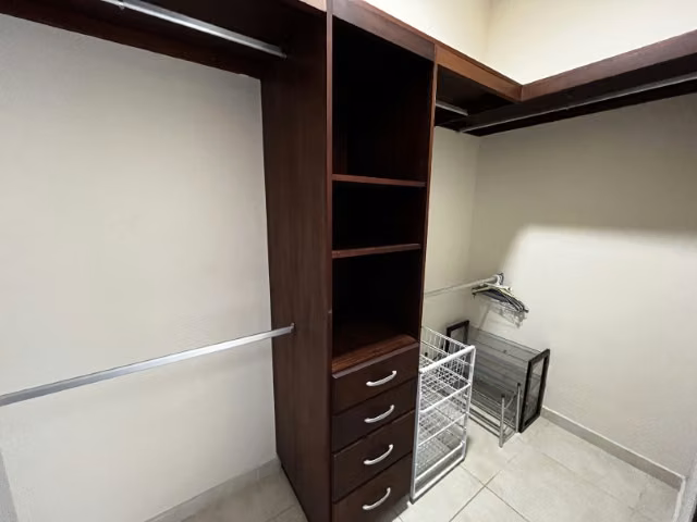 Casa en Camino de Cruces de 2 niveles con amplio jardin (venta)
