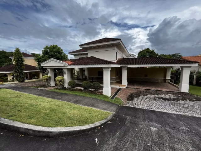 Casa en Camino de Cruces de 2 niveles con amplio jardin (venta)