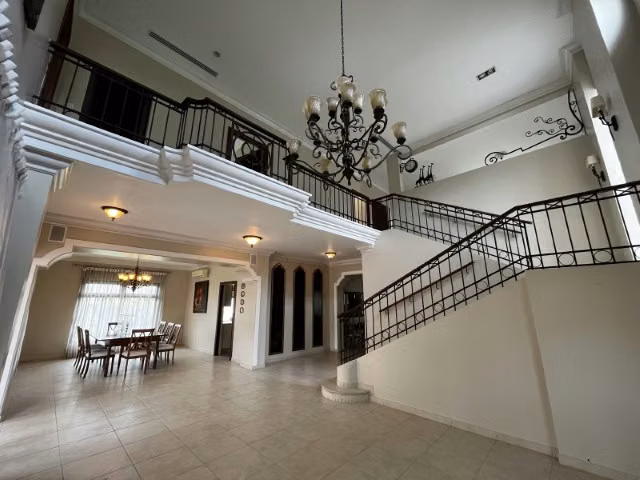 Casa en Camino de Cruces de 2 niveles con amplio jardin (venta)