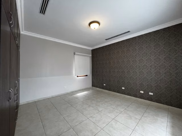Casa en Camino de Cruces de 2 niveles con amplio jardin (venta)