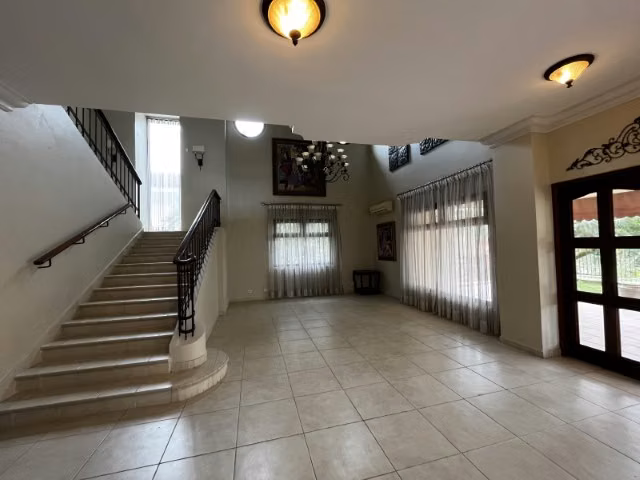 Casa en Camino de Cruces de 2 niveles con amplio jardin (venta)