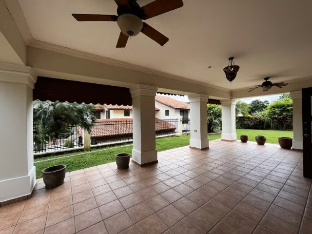 Casa en Camino de Cruces de 2 niveles con amplio jardin (venta)