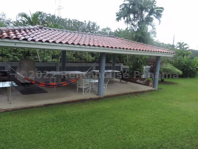 Venta de Amplia Casa en Brisas del Golf Casa Club Mts2: 833 PD