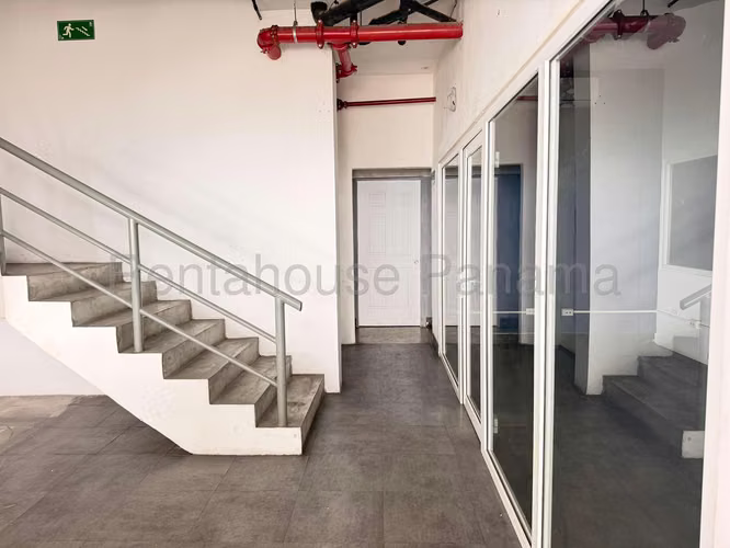 Se Alquila Galera en Parque Lefevre LA26-7090