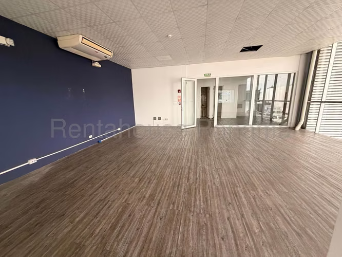 Se Alquila Galera en Parque Lefevre LA26-7090
