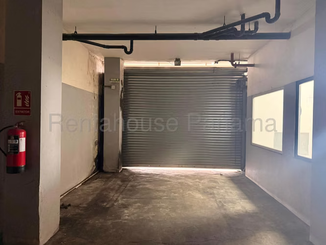 Se Alquila Galera en Parque Lefevre LA26-7090