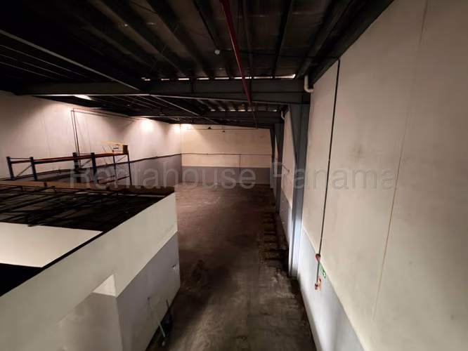 Se Alquila Galera en Parque Lefevre LA26-7090