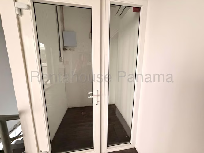 Se Alquila Galera en Parque Lefevre LA26-7090