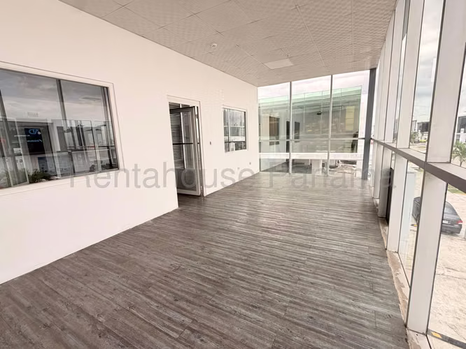 Se Alquila Galera en Parque Lefevre LA26-7090