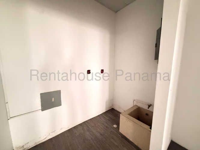 Se Alquila Galera en Parque Lefevre LA26-7090