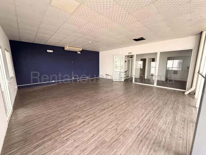 Se Alquila Galera en Parque Lefevre LA26-7090