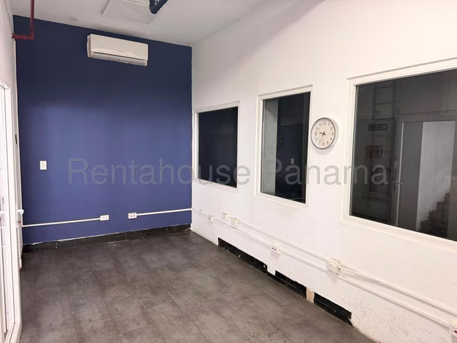 Se Alquila Galera en Parque Lefevre LA26-7090