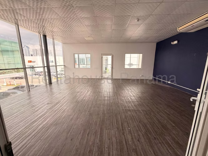 Se Alquila Galera en Parque Lefevre LA26-7090