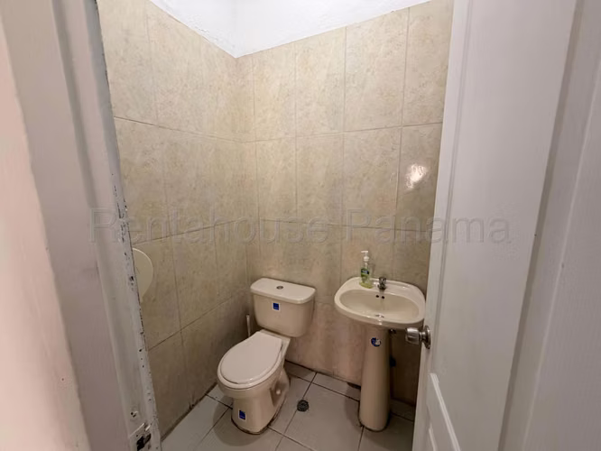 Se Alquila Galera en Parque Lefevre LA26-7090